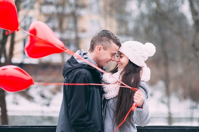 Frauen kennenlernen in Zürich - Paar mit Ballons